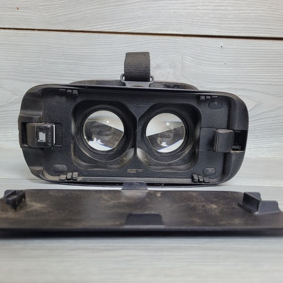 Discontinued Samsung Galaxy S8 VR Headset - Used 2 or 3 Hours Phone NOT included - Picture 10 of 16